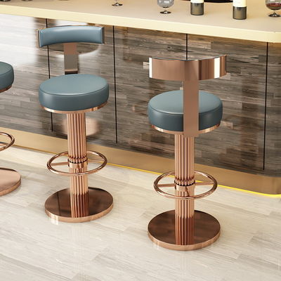 Balcão de bar de luxo ao ar livre com assento de veludo azul e moldura de metal dourado