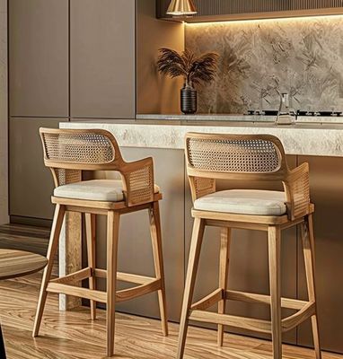 Banqueta de Bar Interior Tecida com Pernas de Madeira e Encosto de Rattan para Uso Comercial